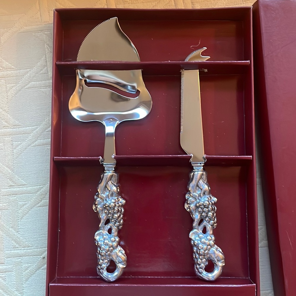 ARTHUR COURT Cheese Servers (2) Grape Pattern New in Box